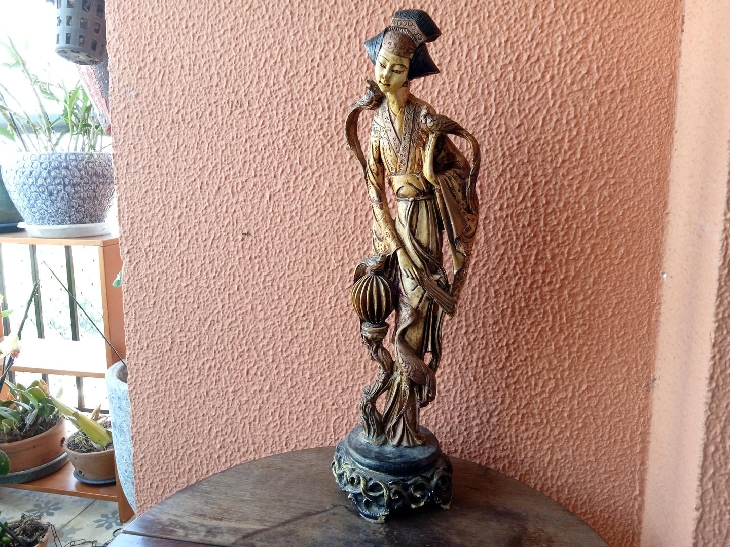 Estatueta/Objeto Decorativo Mulher Chinesa em Resina Marrom 50 cm x 17 cm x 12 cm