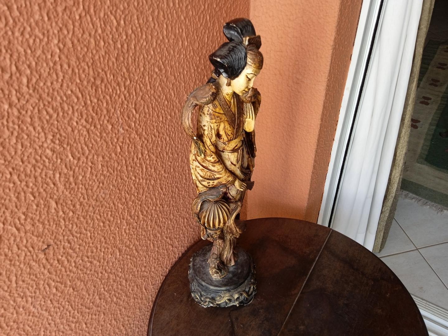 Estatueta/Objeto Decorativo Mulher Chinesa em Resina Marrom 50 cm x 17 cm x 12 cm