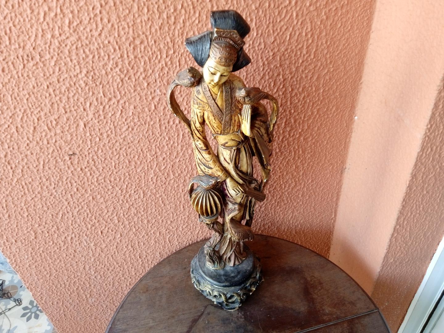 Estatueta/Objeto Decorativo Mulher Chinesa em Resina Marrom 50 cm x 17 cm x 12 cm