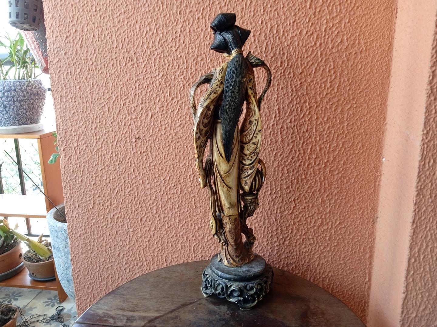 Estatueta/Objeto Decorativo Mulher Chinesa em Resina Marrom 50 cm x 17 cm x 12 cm