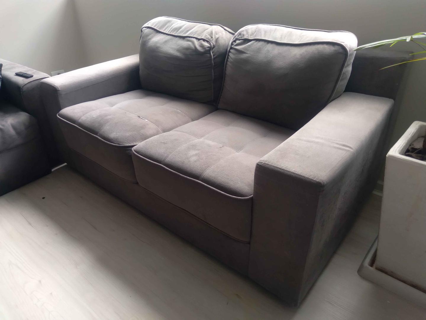 Sofá 2 lugares Komfort House em Suede / Estofado Cinza 74 cm x 168 cm x 88 cm